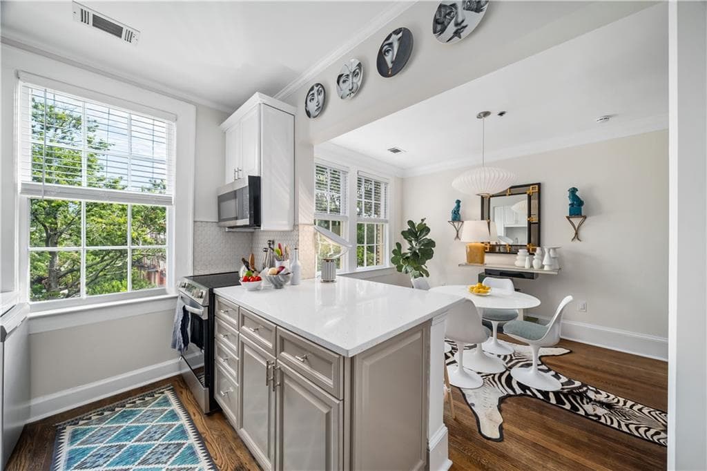2 bedroom, 1 bathroom, 1,020 sq ft condominium for sale at 2814 Peachtree Road 11, Atlanta, GA 30305 — photo 9