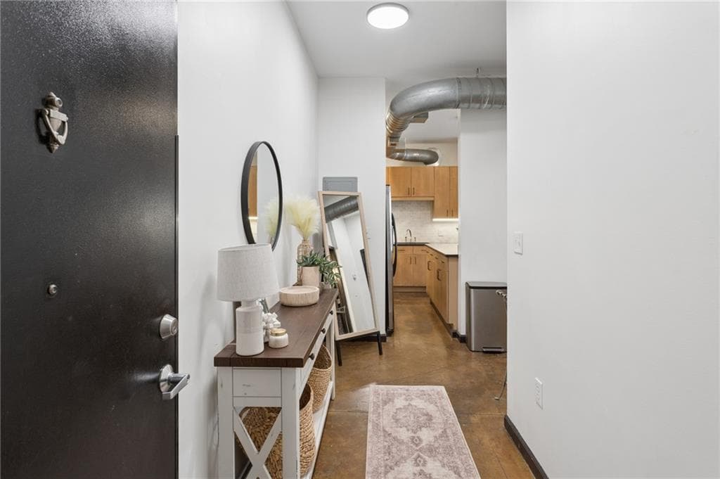 2 bedroom, 2 bathroom, 933 sq ft condominium for sale at 5300 Peachtree Road 101, Atlanta, GA 30341 — photo 4