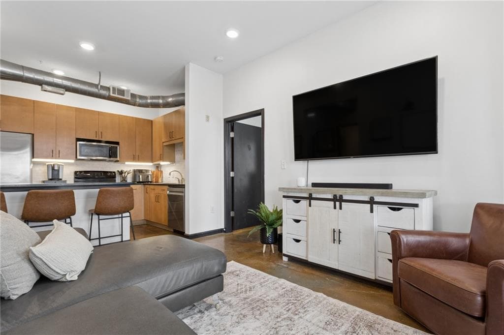 2 bedroom, 2 bathroom, 933 sq ft condominium for sale at 5300 Peachtree Road 101, Atlanta, GA 30341 — photo 10