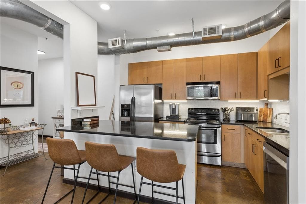 2 bedroom, 2 bathroom, 933 sq ft condominium for sale at 5300 Peachtree Road 101, Atlanta, GA 30341 — photo 6