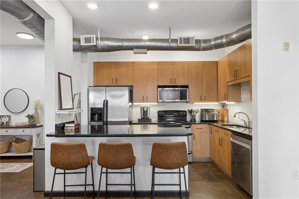 2 bedroom, 2 bathroom, 933 sq ft condominium for sale at 5300 Peachtree Road 101, Atlanta, GA 30341 — photo 7