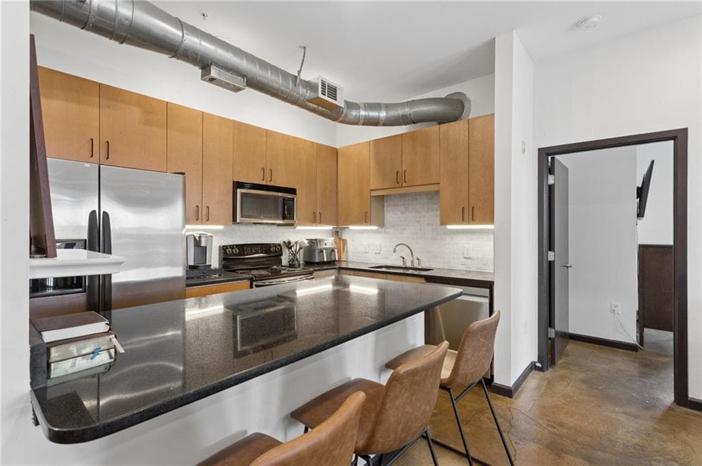 2 bedroom, 2 bathroom, 933 sq ft condominium for sale at 5300 Peachtree Road 101, Atlanta, GA 30341 — photo 8