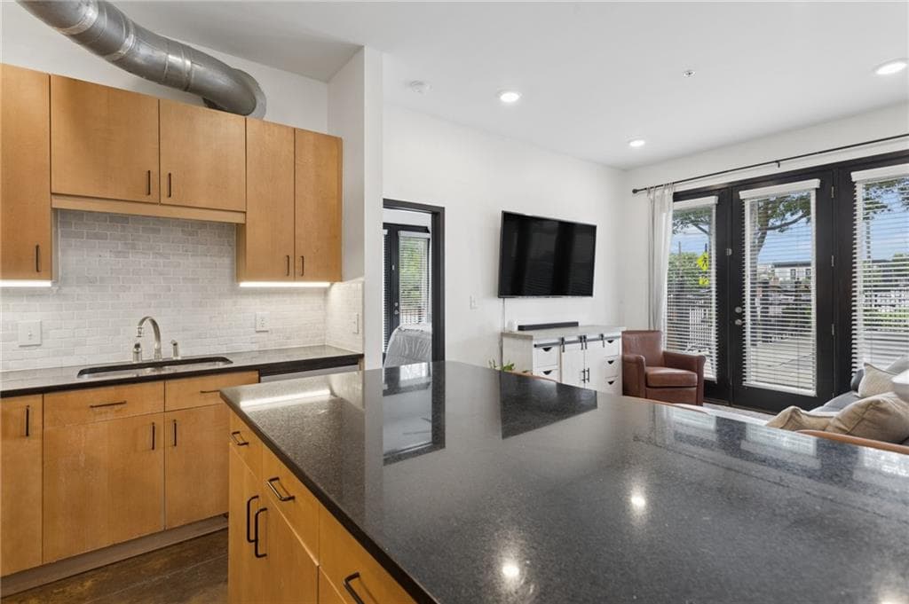 2 bedroom, 2 bathroom, 933 sq ft condominium for sale at 5300 Peachtree Road 101, Atlanta, GA 30341 — photo 9