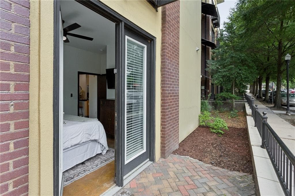 2 bedroom, 2 bathroom, 933 sq ft condominium for sale at 5300 Peachtree Road 101, Atlanta, GA 30341 — photo 3