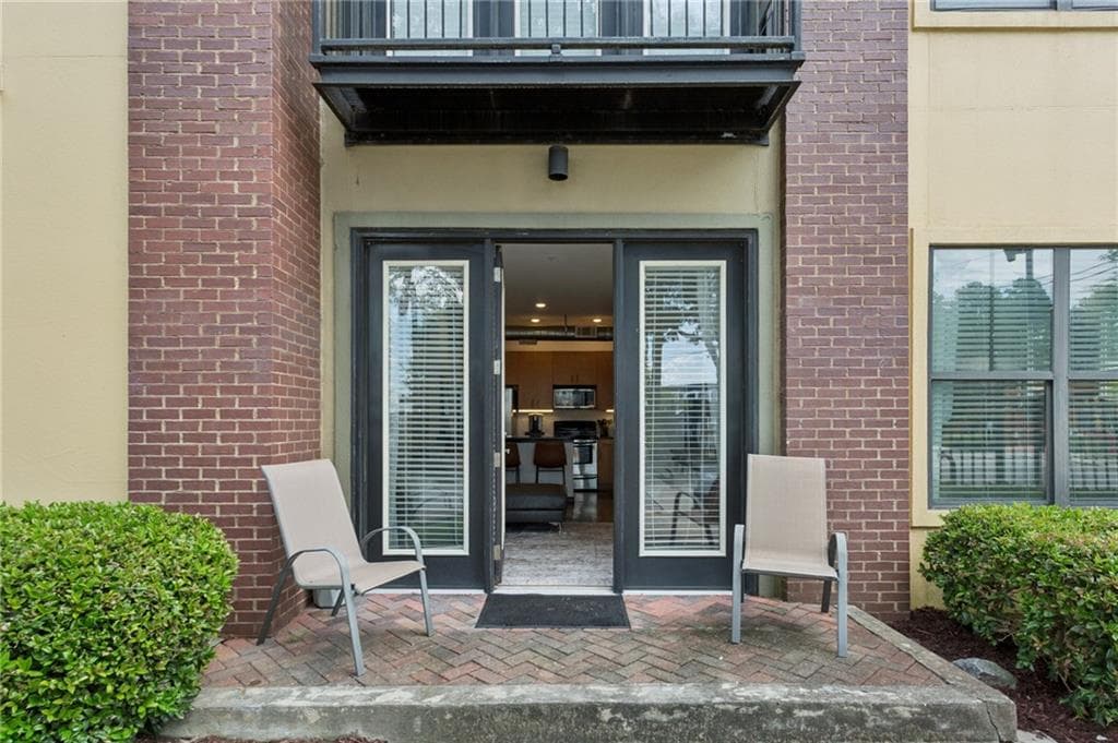 2 bedroom, 2 bathroom, 933 sq ft condominium for sale at 5300 Peachtree Road 101, Atlanta, GA 30341 — photo 2