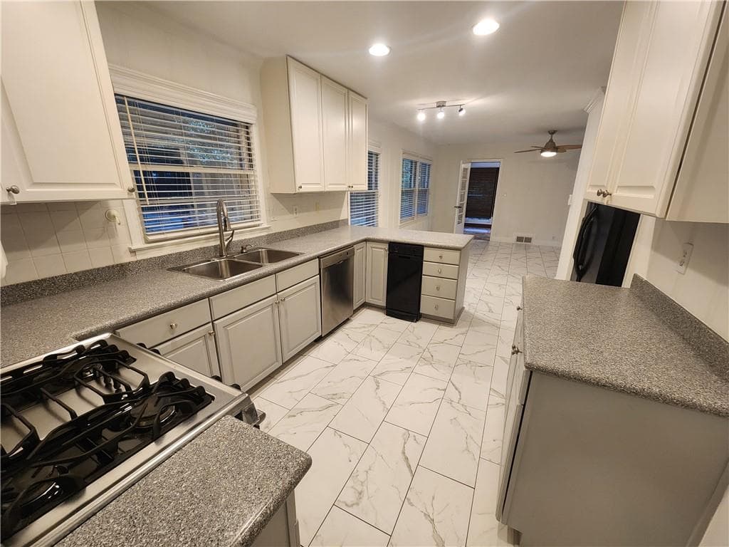 3 bedroom, 2 bathroom, 2,006 sq ft single family residence for rent at 2348 Clairmont Road, Atlanta, GA 30329 for $2,495 a month — photo 7