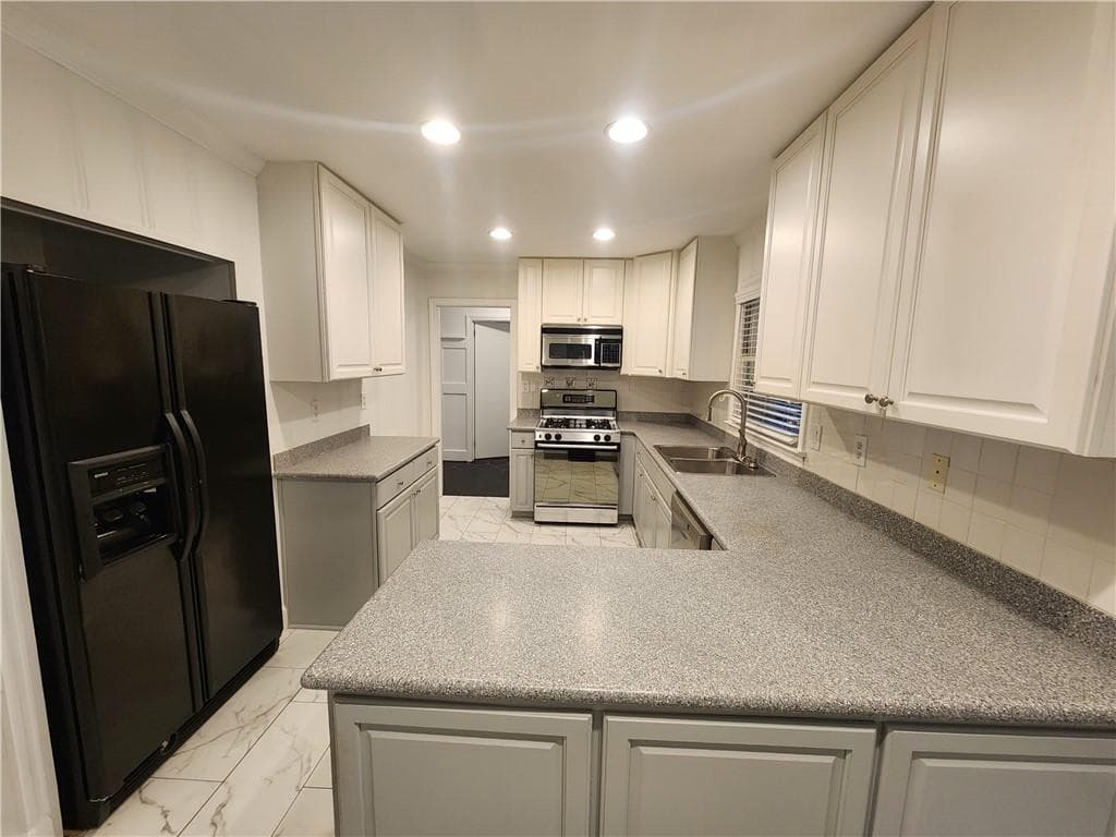 3 bedroom, 2 bathroom, 2,006 sq ft single family residence for rent at 2348 Clairmont Road, Atlanta, GA 30329 for $2,495 a month — photo 9