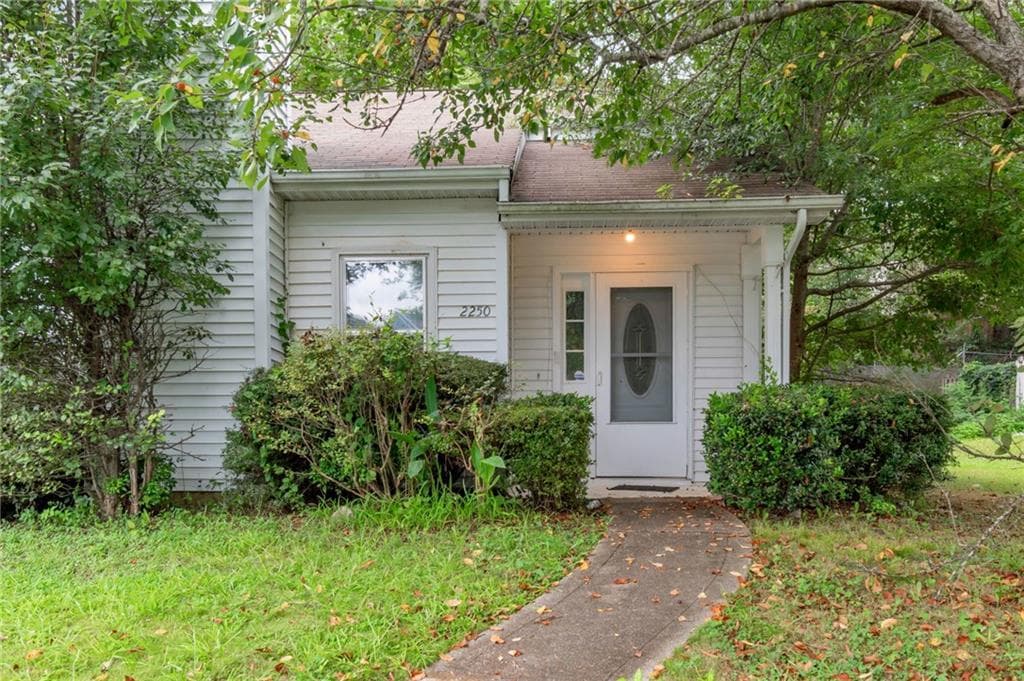 2 bedroom, 2 bathroom, 1,323 sq ft townhouse for sale at 2250 Wellington Circle, Lithonia, GA 30058 — photo 1 of 13