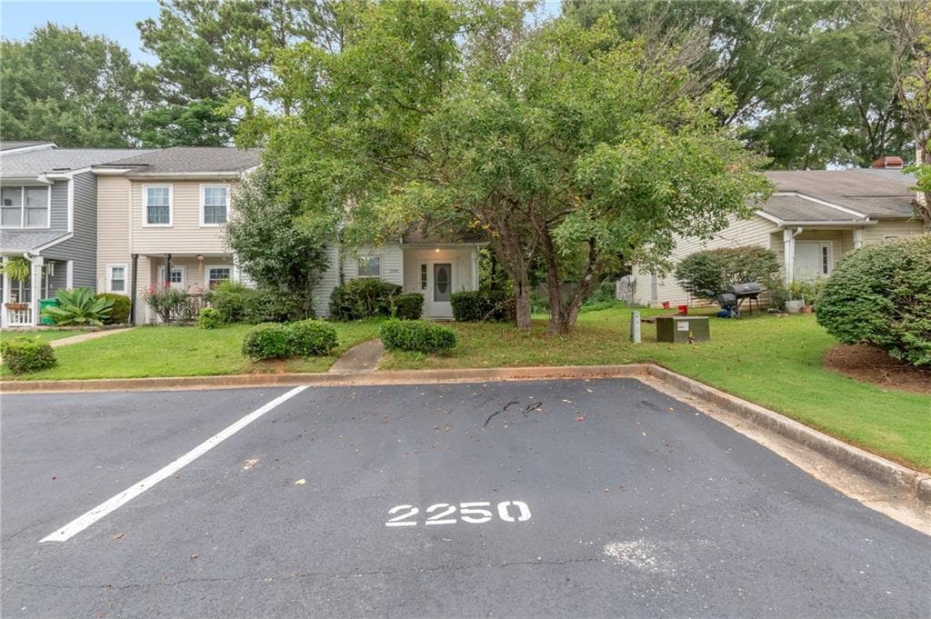 2 bedroom, 2 bathroom, 1,323 sq ft townhouse for sale at 2250 Wellington Circle, Lithonia, GA 30058 — photo 2