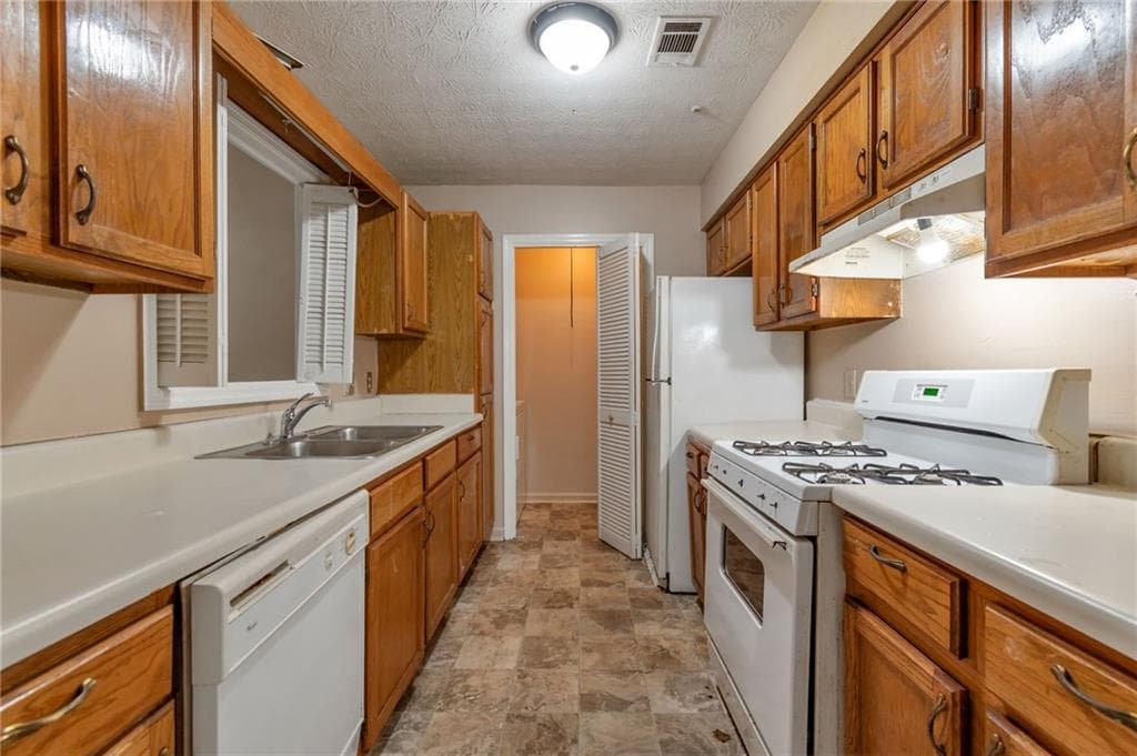 2 bedroom, 2 bathroom, 1,323 sq ft townhouse for sale at 2250 Wellington Circle, Lithonia, GA 30058 — photo 7