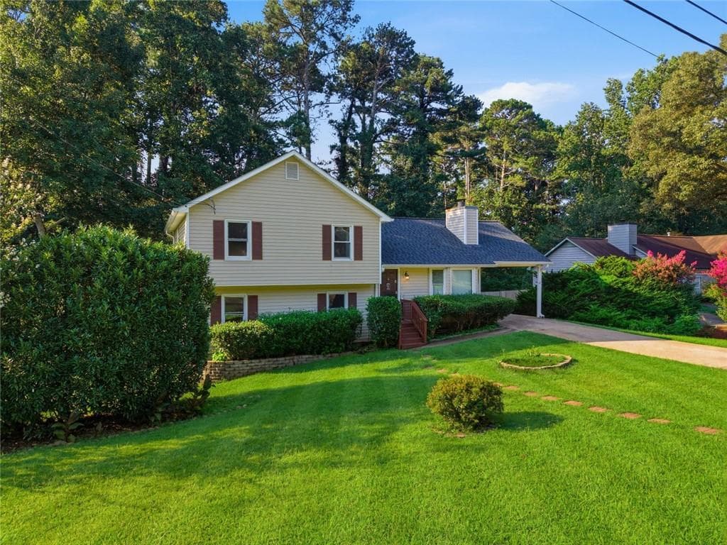 4 bedroom, 2 bathroom, 1,712 sq ft single family residence for sale at 1380 Ashbrook Drive, Lawrenceville, GA 30043 — photo 2