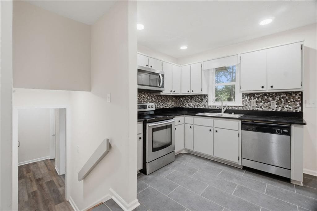 4 bedroom, 2 bathroom, 1,712 sq ft single family residence for sale at 1380 Ashbrook Drive, Lawrenceville, GA 30043 — photo 9