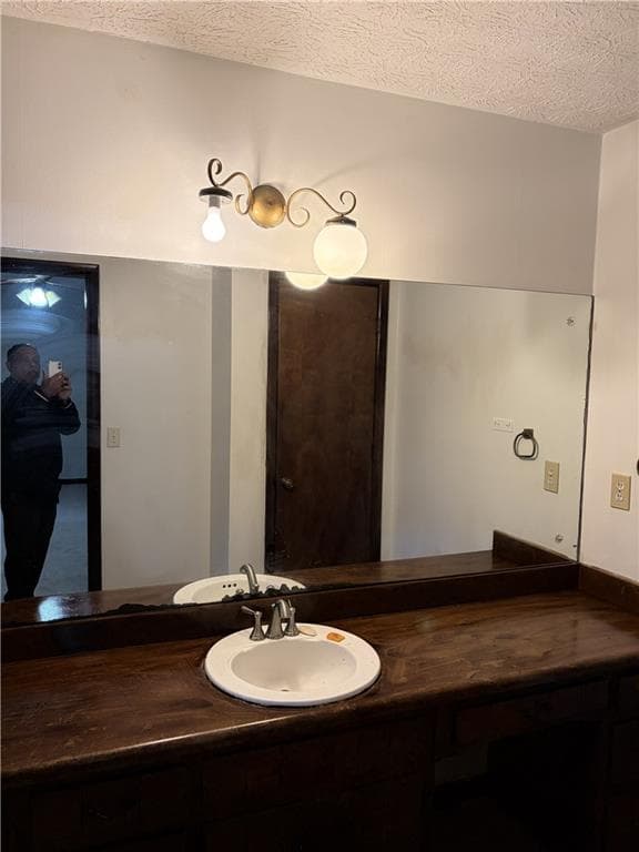 5 bedroom, 3 bathroom, 2,561 sq ft single family residence for rent at 5252 Enchanted Cove, Lilburn, GA 30047 for $2,500 a month — photo 4