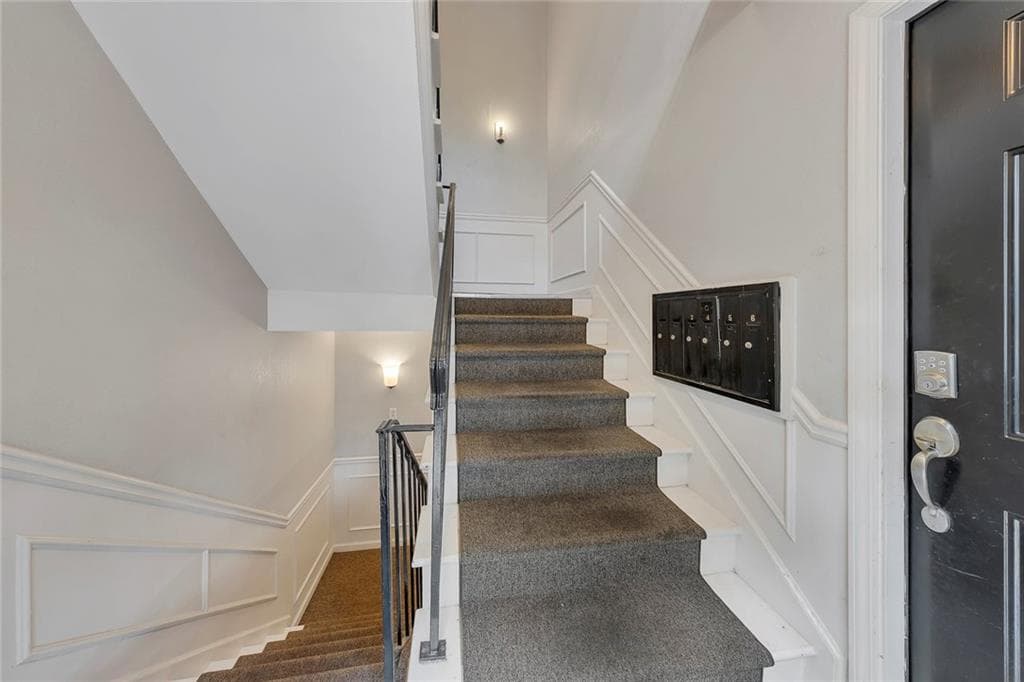 2 bedroom, 2 bathroom, 1,050 sq ft condominium for sale at 1101 Collier Road Q5, Atlanta, GA 30318 — photo 2