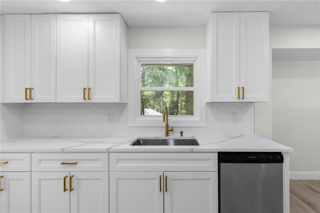 3 bedroom, 2 bathroom, 1,560 sq ft single family residence for sale at 3214 Kimberly Woods Court, Lilburn, GA 30047 — photo 3