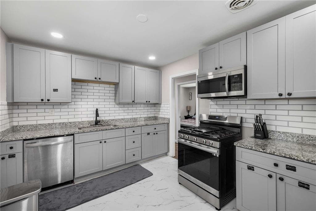 3 bedroom, 2 bathroom, 1,092 sq ft single family residence for sale at 4317 Brookside Drive, Forest Park, GA 30297 — photo 7