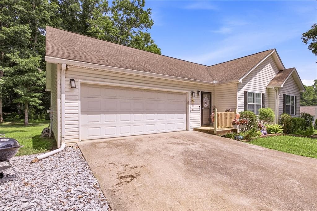 3 bedroom, 2 bathroom, 1,471 sq ft single family residence for sale at 126 Windchime Circle, Demorest, GA 30535 — photo 3