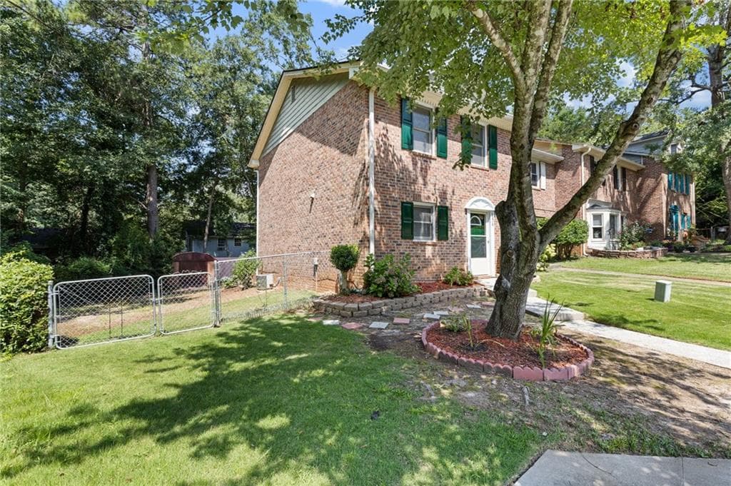2 bedroom, 3 bathroom, 1,280 sq ft townhouse for sale at 5278 Oakridge Drive, Stone Mountain, GA 30083 — photo 2
