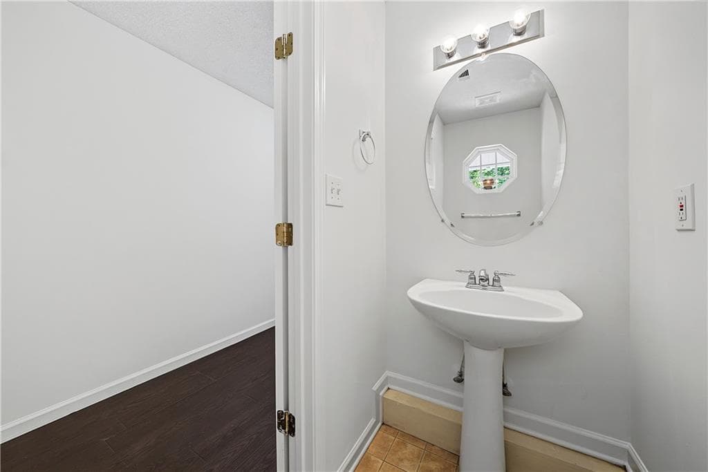 3 bedroom, 3 bathroom, 1,676 sq ft townhouse under contract at 330 Parkway Road, Union City, GA 30291 — photo 3