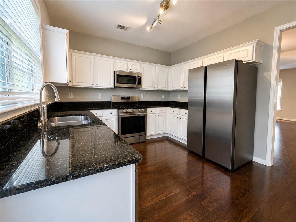 3 bedroom, 3 bathroom, 2,070 sq ft single family residence for rent at 2584 Alvecot Circle, Atlanta, GA 30339 for $2,990 a month — photo 5