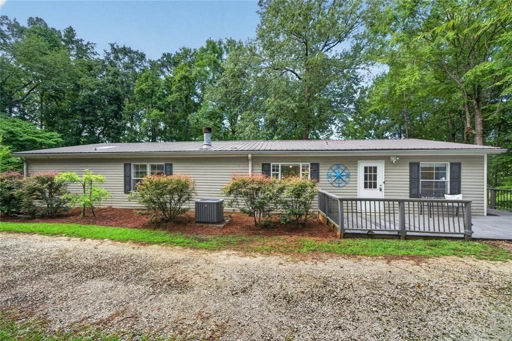 3 bedroom, 2 bathroom, 1,980 sq ft single family residence under contract at 2107 Oconee Drive, Sparta, GA 31087 — photo 2