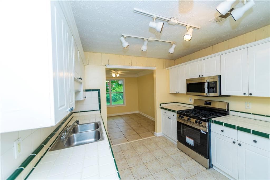 3 bedroom, 3 bathroom, 1,515 sq ft single family residence for sale at 3740 Maple Valley Drive, Cumming, GA 30040 — photo 4