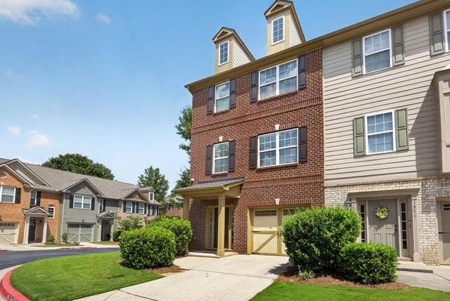 3 bedroom, 4 bathroom, 1,992 sq ft townhouse for sale at 1369 Dolcetto Trace 8, Kennesaw, GA 30152 — photo 2