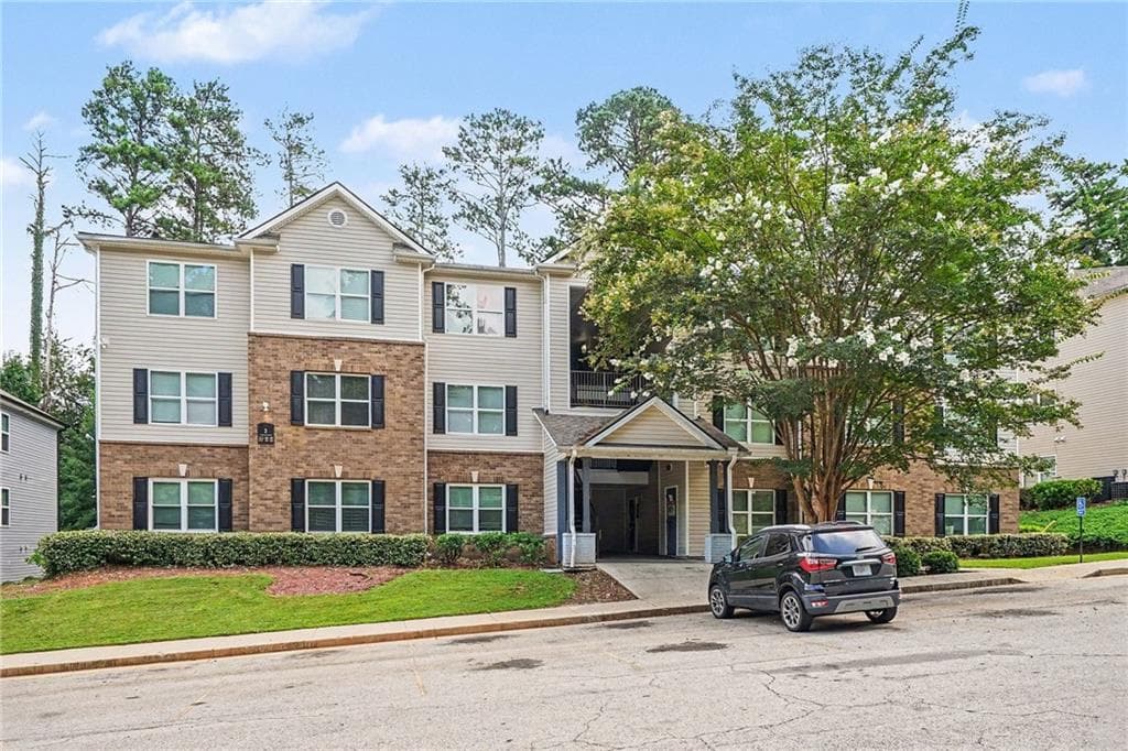 3 bedroom, 2 bathroom, 1,292 sq ft condominium for sale at 2202 Fairington Village Drive, Lithonia, GA 30038 — photo 1 of 22