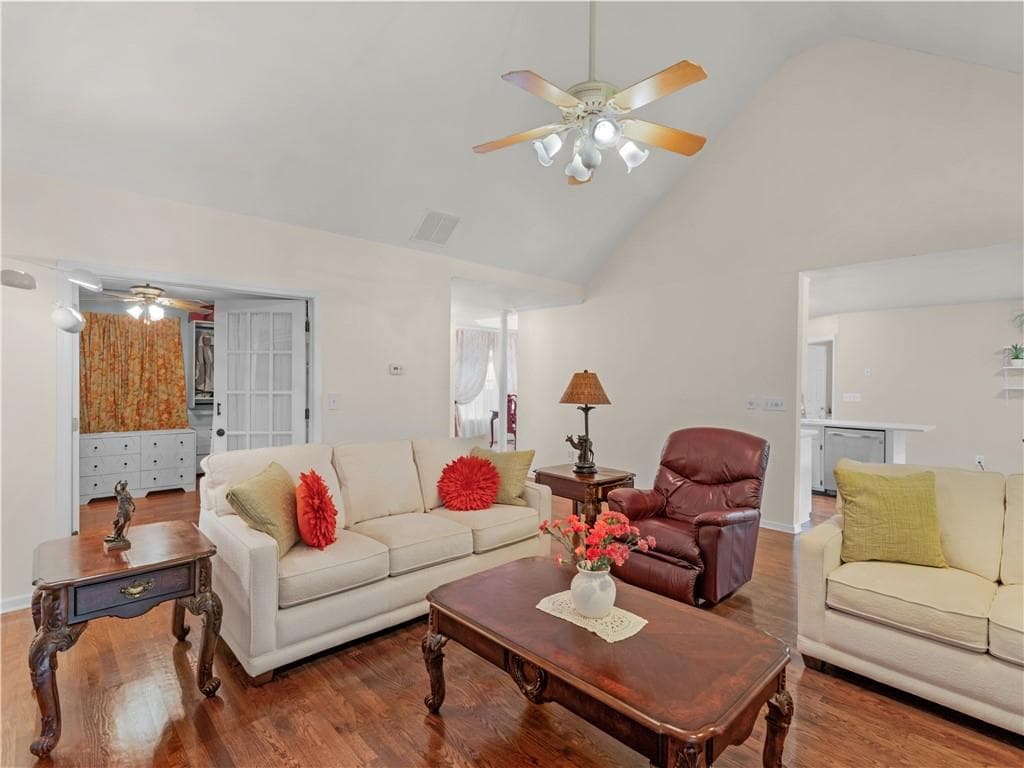 3 bedroom, 2 bathroom, 2,051 sq ft single family residence for sale at 195 Galway Bend, Tyrone, GA 30290 — photo 6