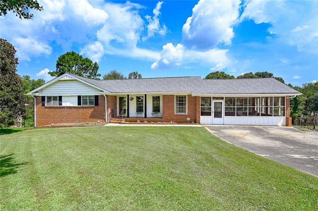 5 bedroom, 3 bathroom, 3,028 sq ft single family residence under contract at 2484 SW Northview Drive, Austell, GA 30106 — photo 2