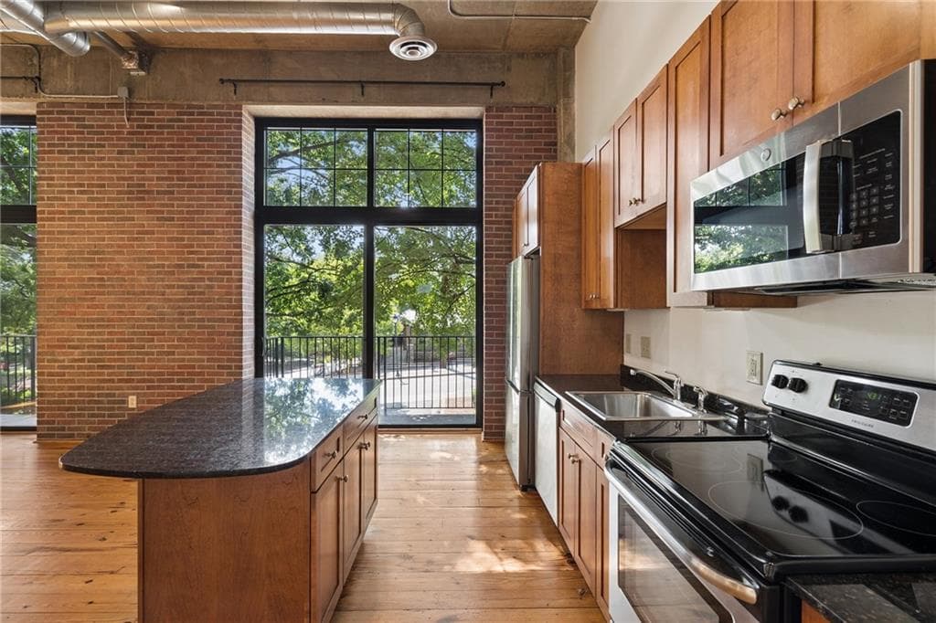 1 bedroom, 1 bathroom, 882 sq ft condominium for sale at 6105 Blue Stone Road 101, Sandy Springs, GA 30328 — photo 7