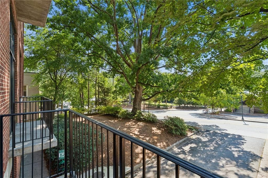 1 bedroom, 1 bathroom, 882 sq ft condominium for sale at 6105 Blue Stone Road 101, Sandy Springs, GA 30328 — photo 8