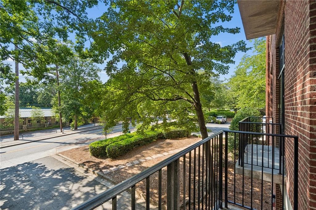 1 bedroom, 1 bathroom, 882 sq ft condominium for sale at 6105 Blue Stone Road 101, Sandy Springs, GA 30328 — photo 9