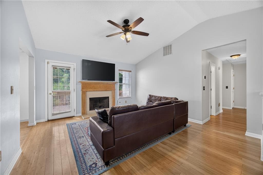 3 bedroom, 2 bathroom, 1,315 sq ft single family residence under contract at 305 Bainbridge Circle, Dallas, GA 30132 — photo 4