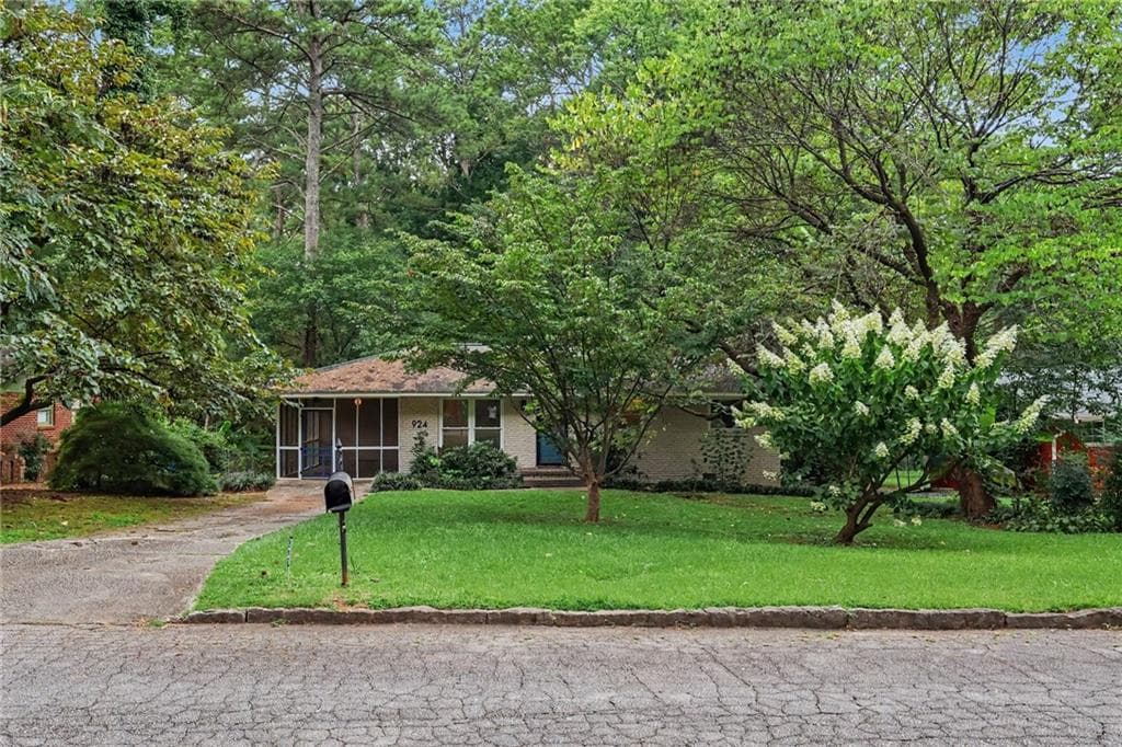 2 bedroom, 1 bathroom, 925 sq ft single family residence for sale at 924 Greenbriar Place, Decatur, GA 30033 — photo 1 of 31