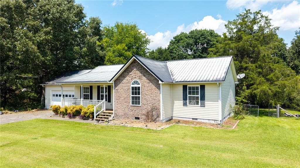 3 bedroom, 2 bathroom, 1,332 sq ft single family residence under contract at 100 Walraven Way, Calhoun, GA 30701 — photo 2