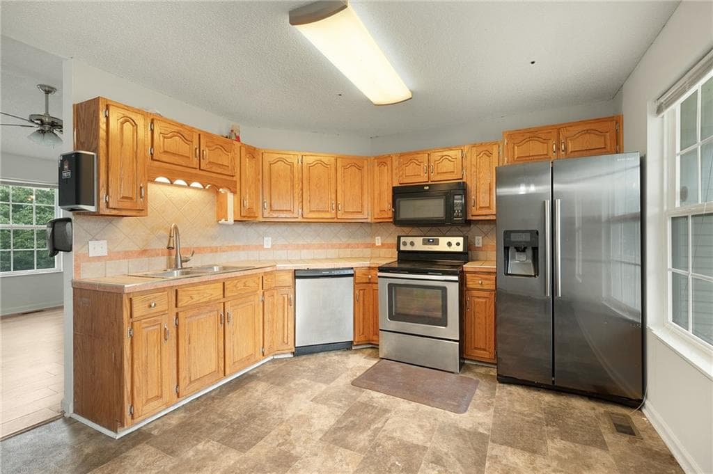 3 bedroom, 2 bathroom, 1,332 sq ft single family residence under contract at 100 Walraven Way, Calhoun, GA 30701 — photo 8