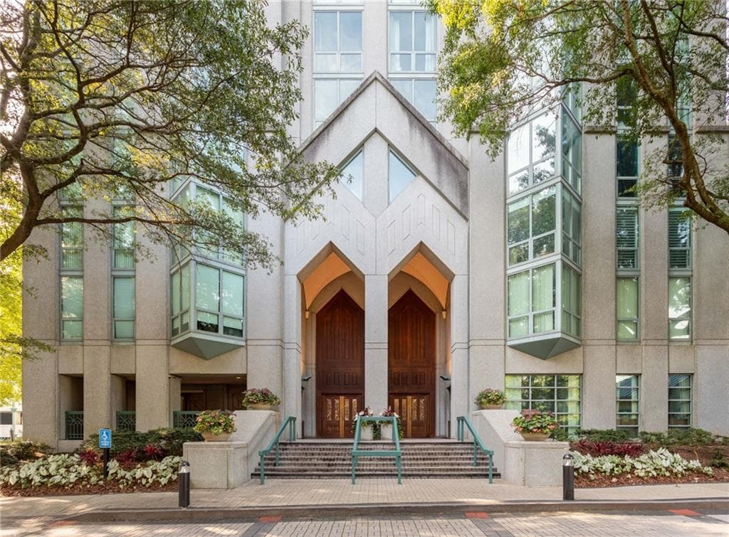 1 bedroom, 1 bathroom, 807 sq ft condominium for sale at 2870 Pharr Court South 1109, Atlanta, GA 30305 — photo 2