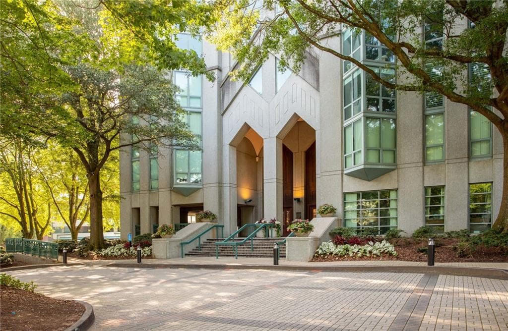 1 bedroom, 1 bathroom, 807 sq ft condominium for sale at 2870 Pharr Court South 1109, Atlanta, GA 30305 — photo 3