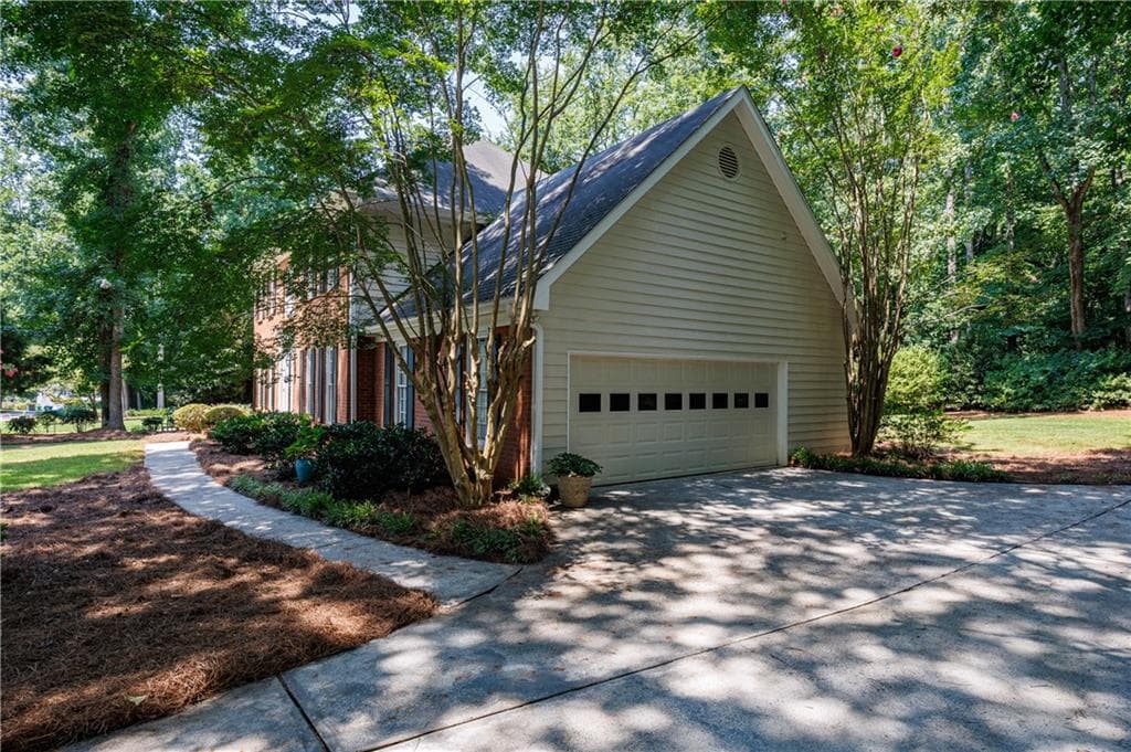 4 bedroom, 3 bathroom, 2,808 sq ft single family residence under contract at 4075 Graham Way, Lilburn, GA 30047 — photo 4