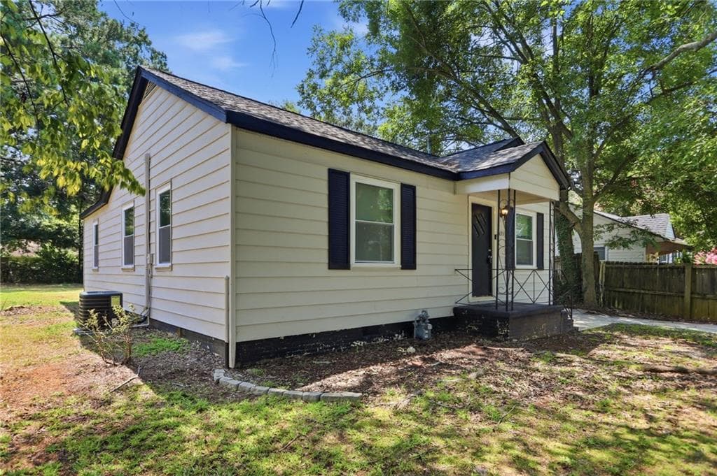 3 bedroom, 1 bathroom, 916 sq ft single family residence under contract at 1693 Concord Drive, Marietta, GA 30060 — photo 2