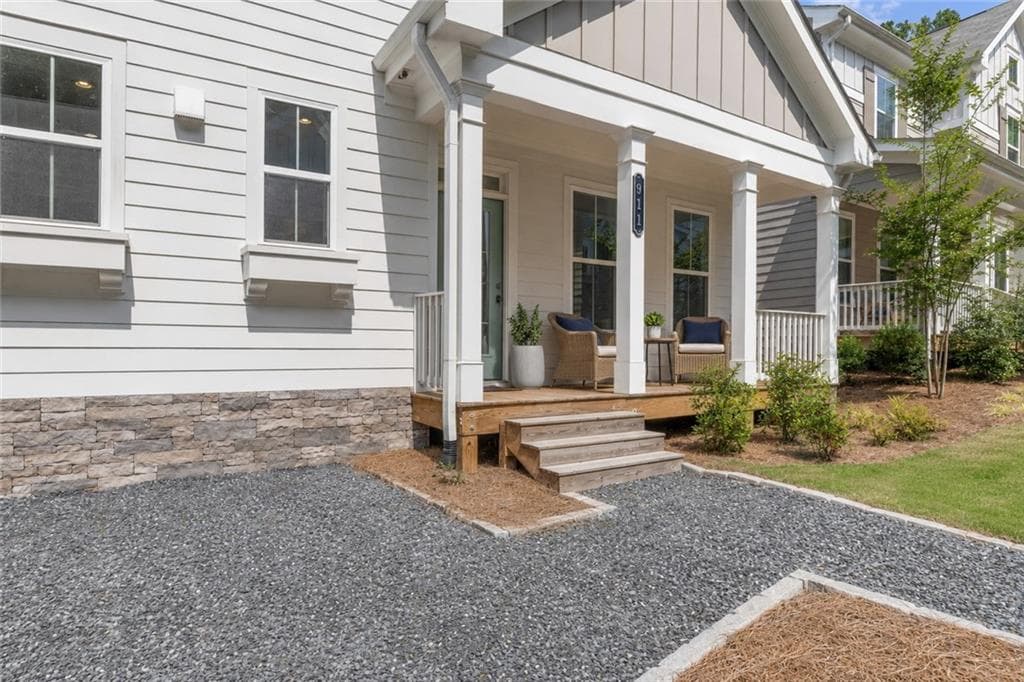 3 bedroom, 3 bathroom, 2,106 sq ft single family residence for sale at 911 East Green Lane, Clarkston, GA 30021 — photo 2