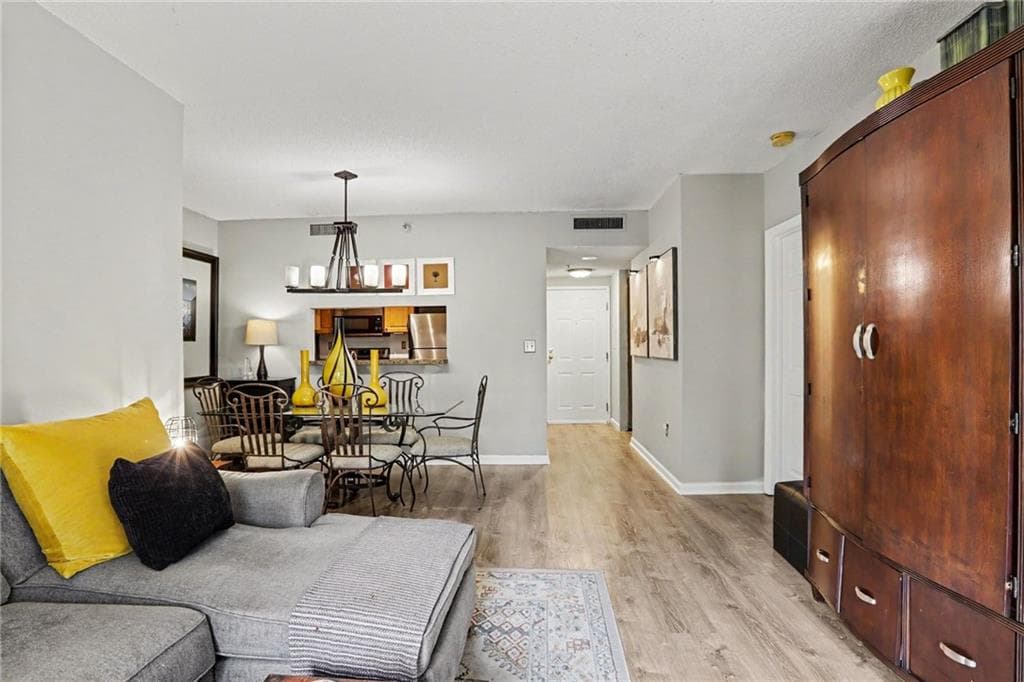 1 bedroom, 1 bathroom, 820 sq ft condominium for sale at 1 Biscayne Drive 109, Atlanta, GA 30309 — photo 3