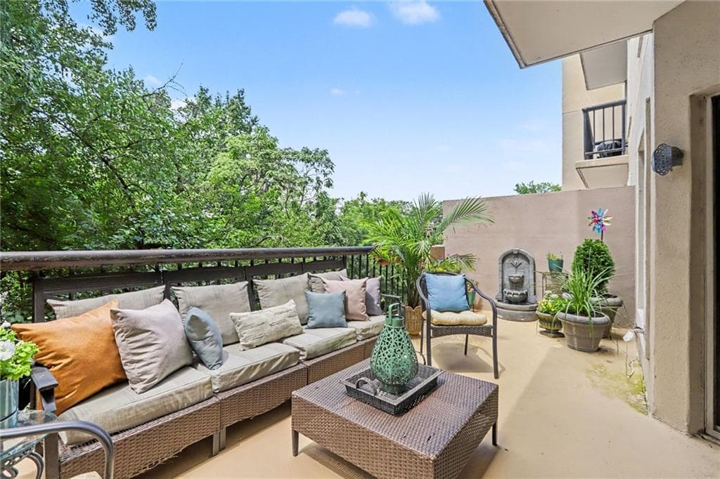 1 bedroom, 1 bathroom, 820 sq ft condominium for sale at 1 Biscayne Drive 109, Atlanta, GA 30309 — photo 7