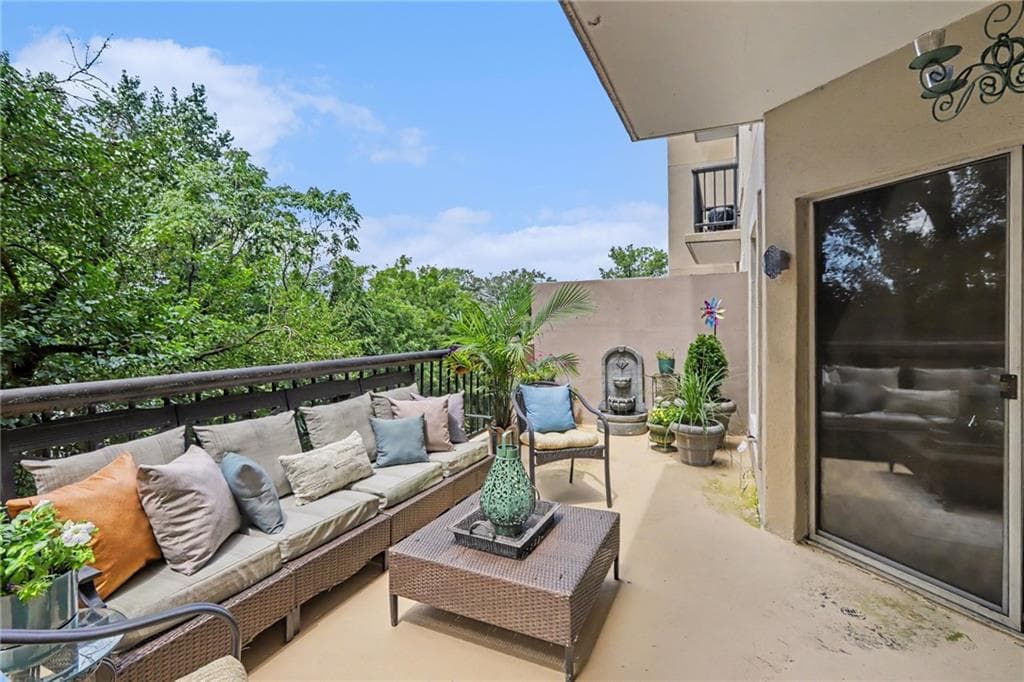 1 bedroom, 1 bathroom, 820 sq ft condominium for sale at 1 Biscayne Drive 109, Atlanta, GA 30309 — photo 5