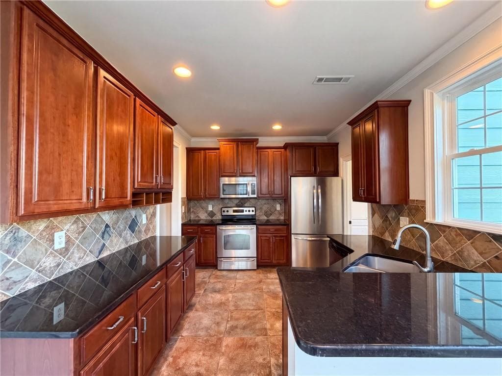4 bedroom, 2 bathroom, 2,385 sq ft single family residence under contract at 501 Rippling Court, Temple, GA 30179 — photo 2