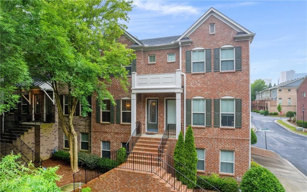 3 bedroom, 4 bathroom, 2,200 sq ft townhouse for sale at 1653 SE Sabastian Point, Atlanta, GA 30329 — photo 1 of 47