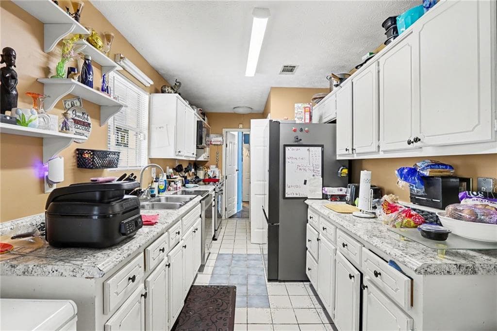 4 bedroom, 3 bathroom, 1,800 sq ft single family residence for sale at 2805 Robinson Wood Drive, Riverdale, GA 30296 — photo 4