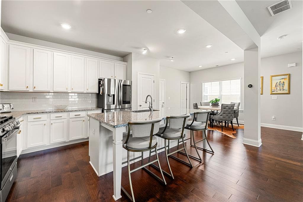 4 bedroom, 4 bathroom, 2,818 sq ft single family residence under contract at 985 Shelnutt Drive, Marietta, GA 30060 — photo 2
