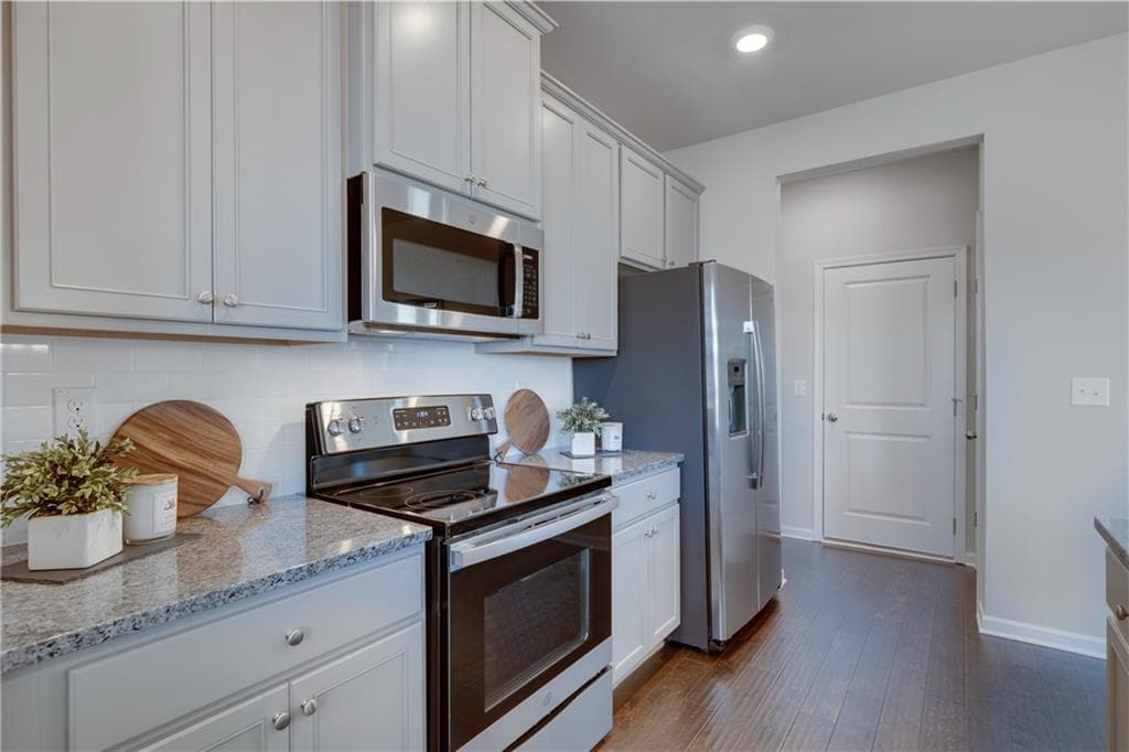 4 bedroom, 3 bathroom, 2,235 sq ft single family residence for sale at 527 Collier Mills Road, Lawrenceville, GA 30045 — photo 8